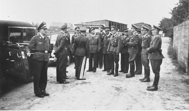 Hoge Duitse en Italiaanse luchtmachtofficieren bezichtigen de stelling 5B bij Veulen, augustus 1942.
