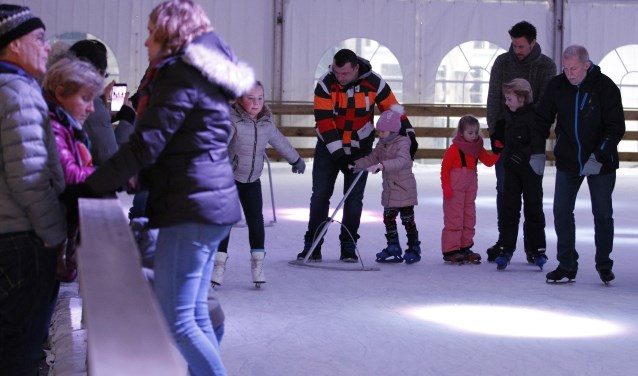 Schaatsfanaten van alle leeftijden hebben plezier op de ijsbaan in het centrum van Venray. Foto: Rikus ten Brücke.