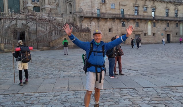 Peter Ansinger juicht na het voltooien van de wandeltocht naar Santiago de Compostella.