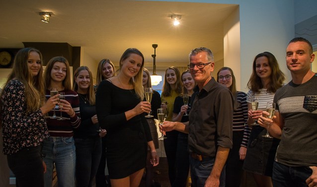 John Jansen proost met Sharon Creemers op de overname van De Verleiding. Foto: M.Creemers