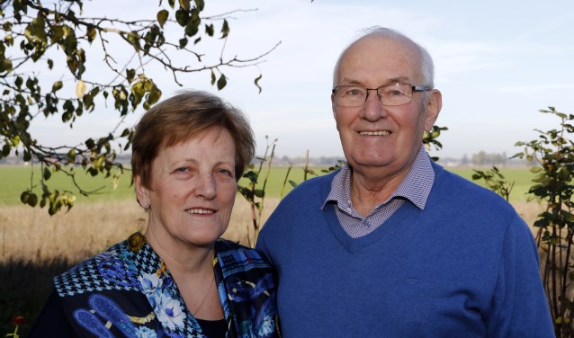 Jasper en Lies (73) van den Heuvel-Peters zijn 50 jaar getrouwd. Foto: Rikus ten Brücke