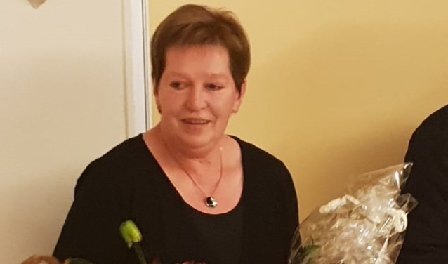 Jeanne Jansen werd in de bloemetjes gezet vanwege haar 25-jarig lidmaatschap van de dorpsraad in Smakt-Holthees.