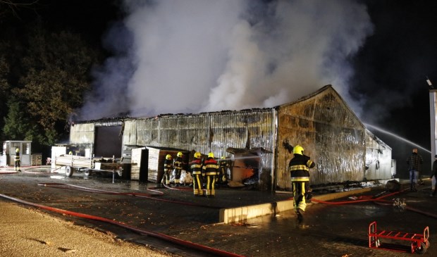 Een brand verwoestte in de nacht van zaterdag op zondag een loods aan de Gagel in Wanssum. Foto: SK-Media