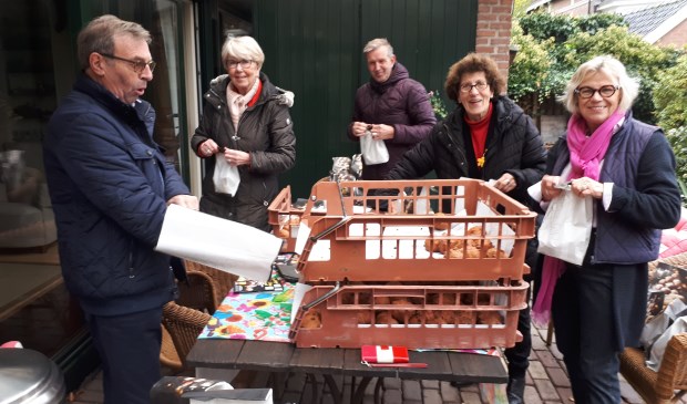 De voorbereidingen zijn in volle gang: de oliebollen worden ingepakt.