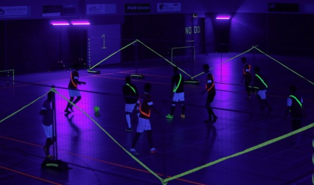 Sporten in blacklight in de Raaijhal in Overloon.