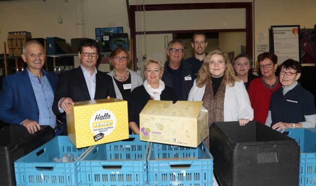 Wethouder Anne Thielen gaf woensdag bij de voedselbank het startschot voor de actie. Foto: Henk Lammen