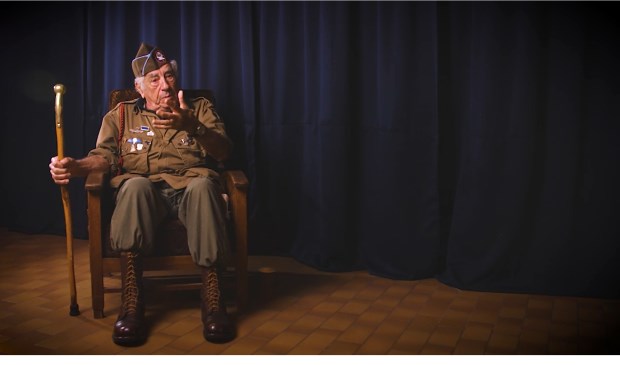 De Amerikaanse paratrooper Vincent J. Speranza komt naar het oorlogsmuseum in Overloon.