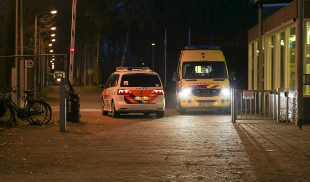 De hulpdiensten rukten dinsdag aan het eind van de middag uit naar het azc in Overloon. Foto: Albert Hendriks.