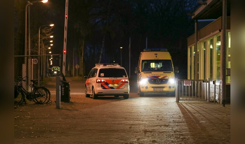 De hulpdiensten rukten dinsdag aan het eind van de middag uit naar het azc in Overloon. Foto: Albert Hendriks.