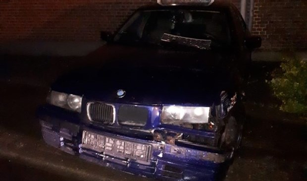 De auto raakte bij het eenzijdig ongeval beschadigd. Foto: Facebook politie Venray-Gennep.