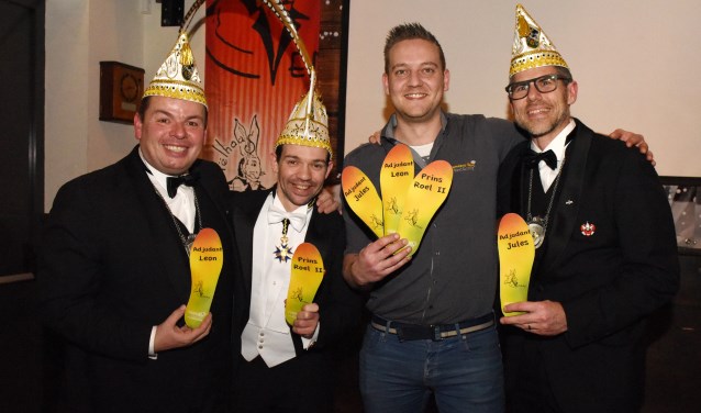Dick van Rossum overhandigt de steunzolen aan het trio van De Piëlhaas. Foto: Hoedemaekers.