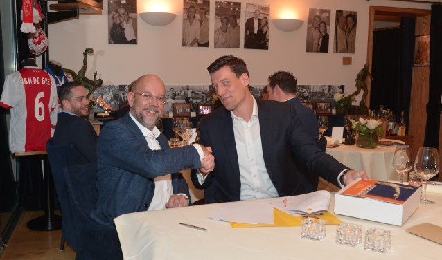 CEO Frank van Gool van OTTO Work Force (links) en Niels Meijer, directeur van de Johan Cruyff Foundation.