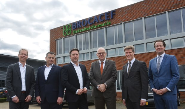 Samen op de foto bij Brocacef aan De Amfoor 1 in Venray.