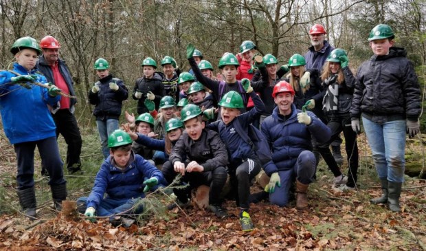 Snoeien in de natuur: leerlingen van Metameer staken de handen uit de mouwen. Foto: Metameer