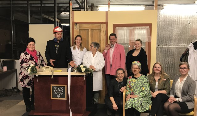 Toneelvereniging 't is W.A.T. presenteert de klucht De erfenis van tante Bella.