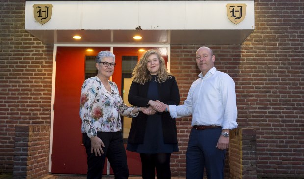 Van links naar rechts: Marja Kessels (secretariaat stichting), wethouder Anne Thielen en Joris Roth (voorzitter stichting).
