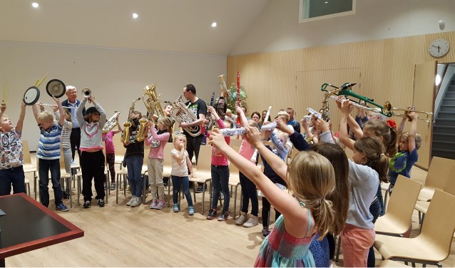 Een groep kinderen tijdens een van de workshops in Odeon.