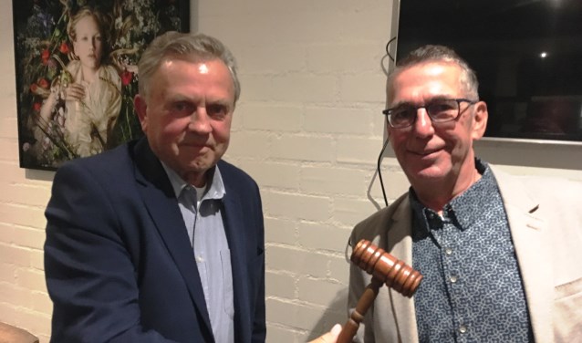 Harrie Rongen (rechts) krijgt de voorzittershamer overhandigd door Manus Poels.