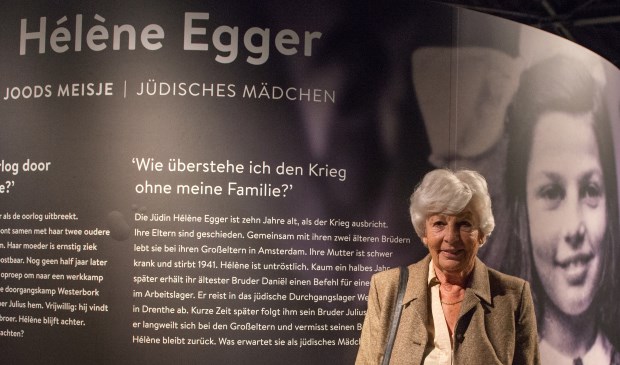 Hélène Egger, naast een jeugdfoto van haar, in het museum bij de opening van de tentoonstelling.