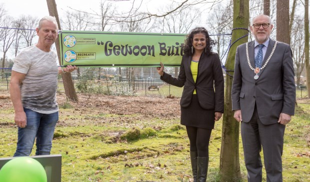 Burgemeester Karel van Soest en de initiatiefnemers Renuka van Gaal en Theo Weenink. Foto: Albert Hendriks