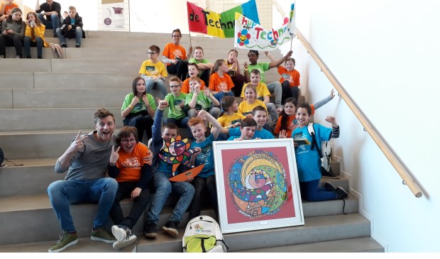 De plusklas van de Hommel samen met Jan Versteegh op de foto.