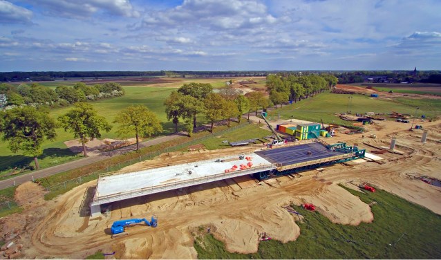 De nieuwe brug die wordt aangelegd in Ooijen in het kader van de gebiedsontwikkeling. Foto: Wim Wijnhoven.