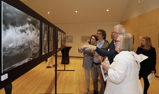 Genieten van prachtige fotografie tijdens openingsmiddag expositie Fotoclub Venray. Foto: Rikus ten Brücke