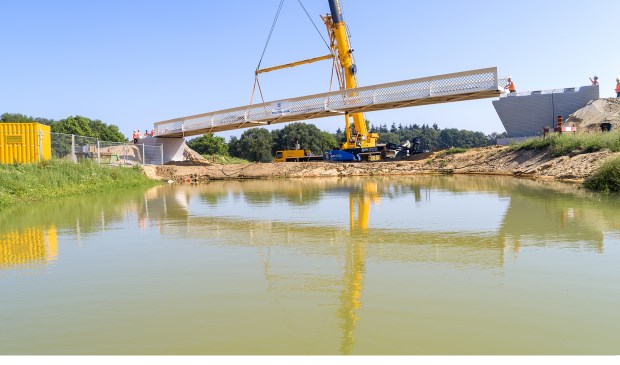 De plaatsing van de nieuwe fietsbrug.