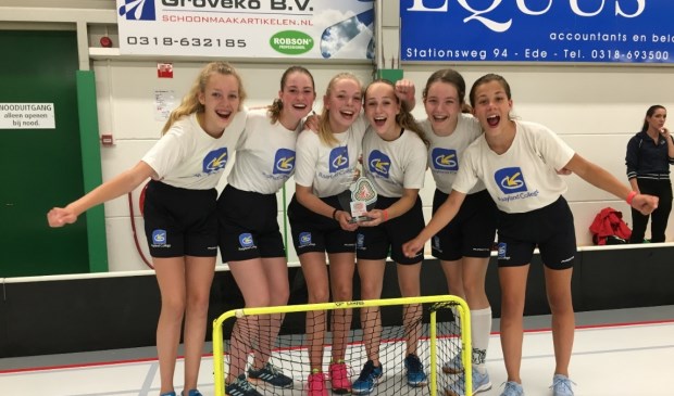 De Nederlandse kampioenen floorball van het Raayland College.