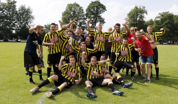 BVV'27 viert feest na de 4-0 zege op Leunen: promotie naar de vierde klasse! Foto: Rikus ten Brücke.