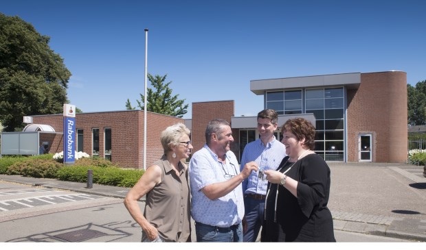 Van links naar rechts: Joke en Jan Gommans (nieuwe eigenaren), Edwin de Bruijn (directeur Particulieren & Private Banking Rabobank Horst Venray) en Angelique Jansen-Swinkels (directievoorzitter Rabobank Horst Venray).