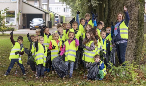Enthousiaste schoolkinderen tijdens de Keep it Clean Day Venray 2017. Ook 21 september gaan ze weer met honderden tegelijk de straat op om zwerfvuil op te rapen.