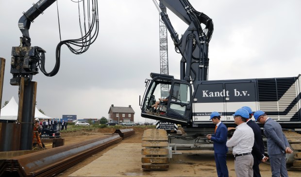 De uitbreiding van de westelijke Insteekhaven in Wanssum is officieel in gang gezet. Foto: Rikus ten Brücke.