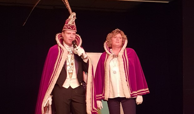 Prins John en prinses prinses Marjon van de jubilerende Spurriemök in Oirlo.