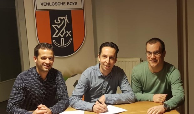 Sjoerd van der Coelen zet zijn handtekening onder het nieuwe contract. Foto: Venlosche Boys.