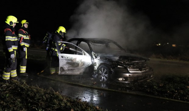 Een brand legde woensdagavond op de Beekweg een auto in de as. Foto: SK-Media.