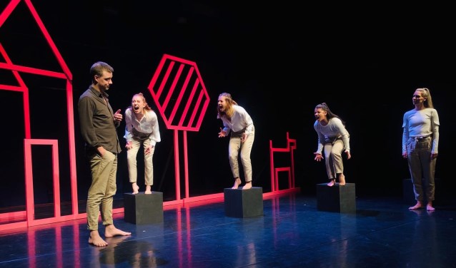 Spelers v.l.n.r. Sebas Berman, Lili Kok, Pam van Ooijen, Vivian Gomez Cardoso en Willemijn Weerts. Foto: A.S.O. Productions.