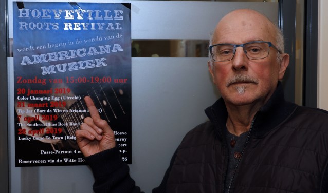 Johan Vullings met de poster waarop de geplande optredens worden aangekondigd. Foto: Rikus ten Brücke.