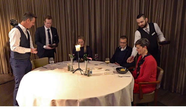 De uitzending wordt traditioneel afgesloten met een culinaire verrassing voor de gasten. Beeld: Audica Video.