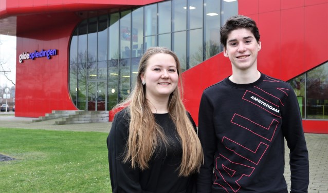Silvia Hendrickx met studiegenoot Andy van Elst die ook meegaat naar Bosnië.Foto: Henk Lammen