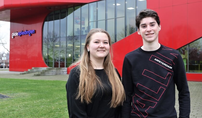 Silvia Hendrickx met studiegenoot Andy van Elst die ook meegaat naar Bosnië.Foto: Henk Lammen
