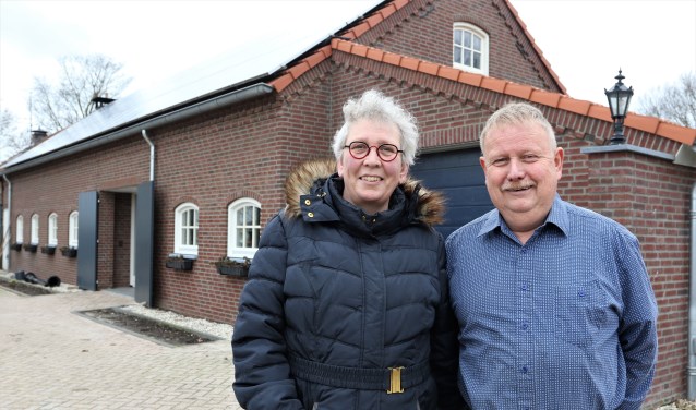 Elly en Kees Oudshoorn voor het nieuwe gedeelte van de zorgboerderij. Foto: Henk Lammen