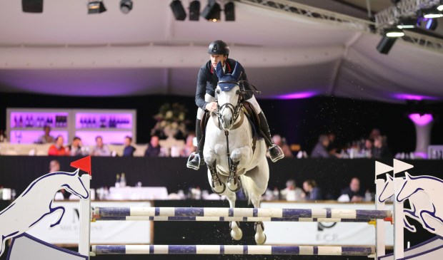 Leopold van Asten snelt met VDL Groep Beauty naar de zege in Kronenberg. Foto: Eva van den Adel.
