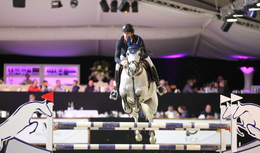 Leopold van Asten snelt met VDL Groep Beauty naar de zege in Kronenberg. Foto: Eva van den Adel.