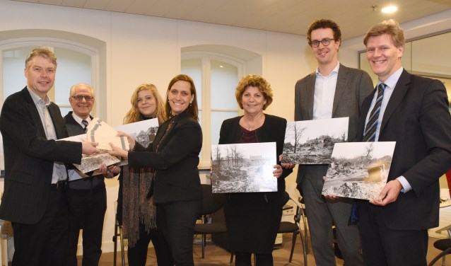 Saskia Hoedemaekers overhandigt de negatieven aan burgemeester Gilissen. Foto: Hoedemaekers Venray
