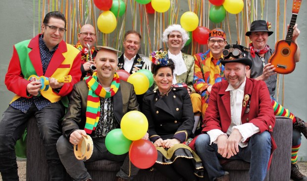 Ok Moj treedt op tijdens Zòndág òp de Mernt op de Grote Markt in Venray. Foto: Annemiek Koolen