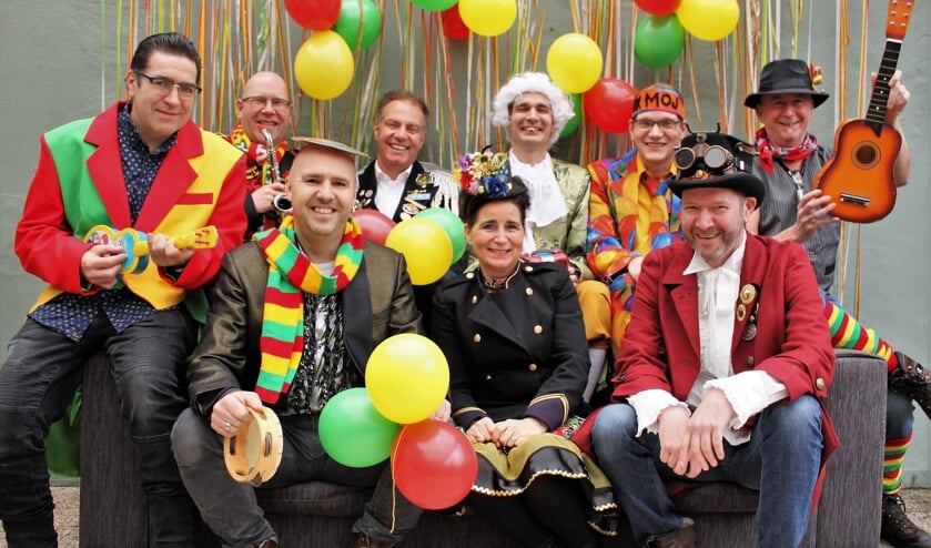 Ok Moj treedt op tijdens Zòndág òp de Mernt op de Grote Markt in Venray. Foto: Annemiek Koolen