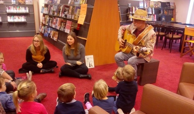 Luisteren naar muziek.