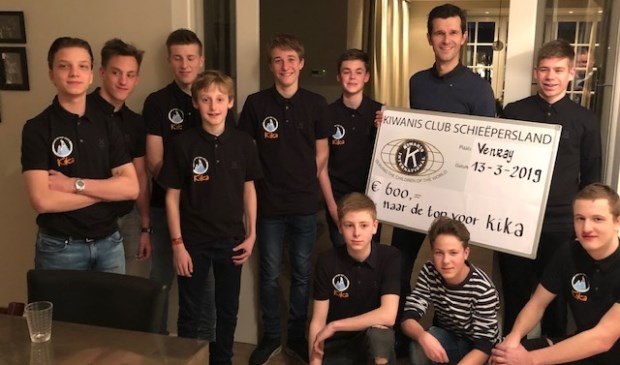 De overhandiging van de cheque.