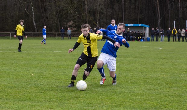 Holthees ging zondag onder stormachtige omstandigheden onderuit tegen Merselo: 0-2. Foto: Jolijn van Goch.